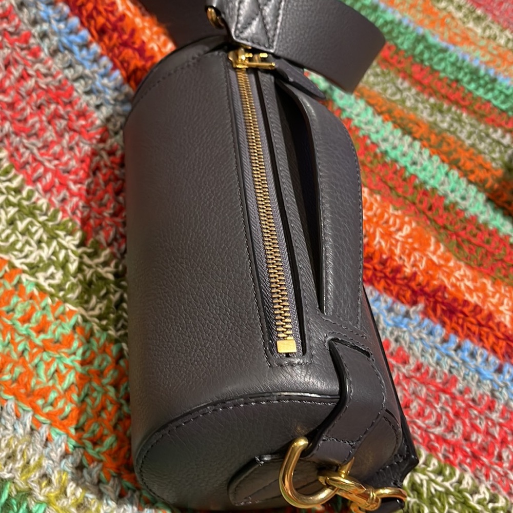Fabulous Burberry barrel bag in grey
